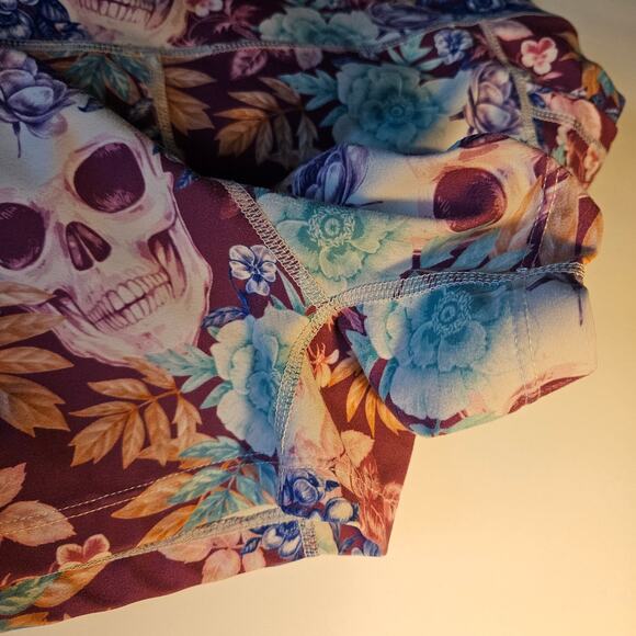 Constantly Varied Gear TropiSkull Print Shorts Women's Size Medium Workout - Picture 4 of 7